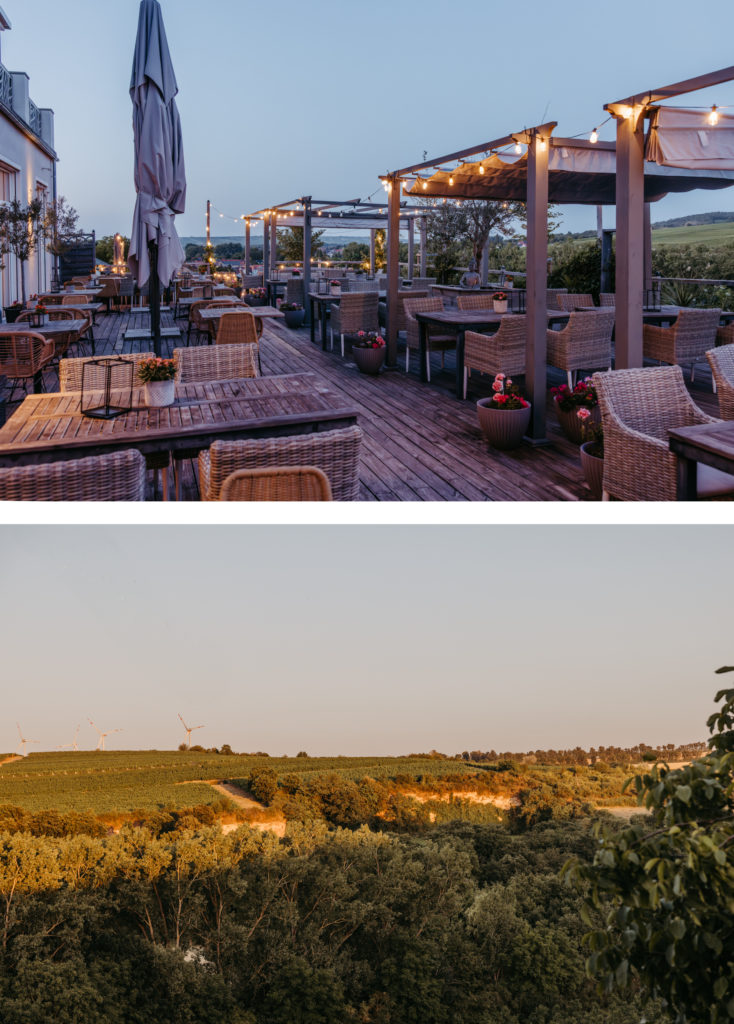 Romantische Hotelterrasse des Hotels Trautwein in Rheinhessen mit Lichterketten und Blick auf die Weinberge der Weinregion – perfekte Auszeit in der Natur.