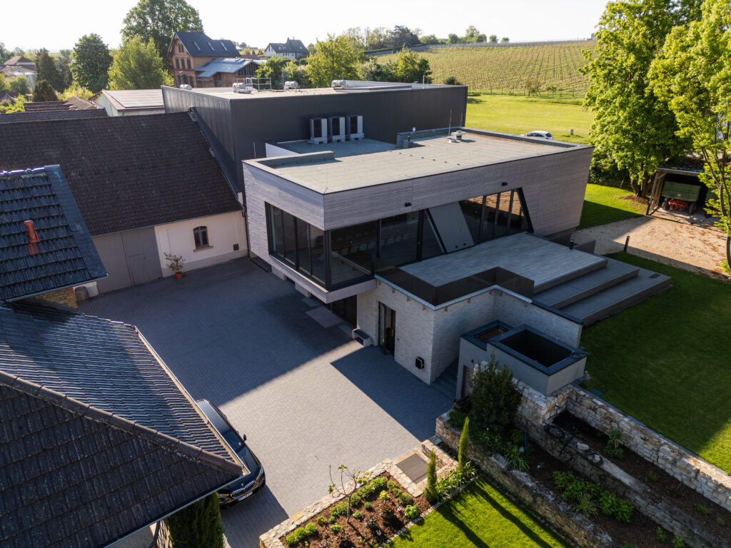 Der moderne Anbau fpgt sich harmonisch in die Anlage ein.