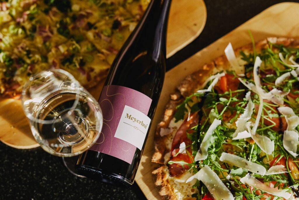 Tarte flambée en wijn bij wijnmakerij Meyerhof in Flonheim/Rijn-Hessen