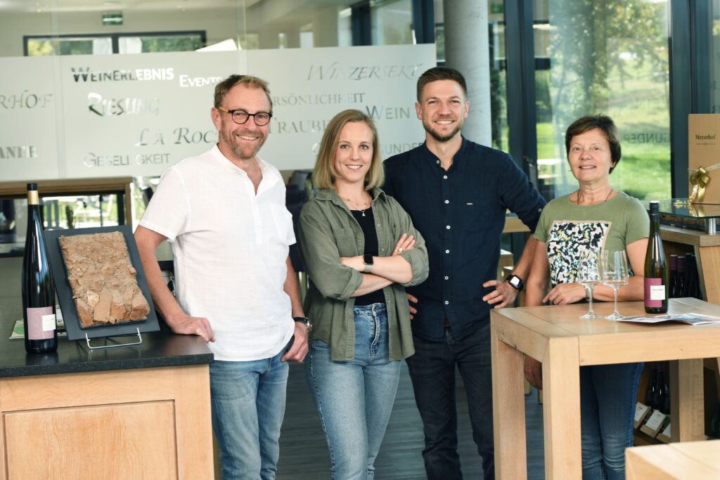 Bernd Hammer, Alina und Sebastian Engel, Daniela Hammer betreiben das Weingut und Gästehaus Meyerhof in Flonheim/Rheinhessen