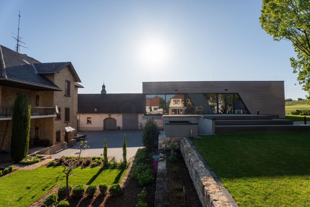 Klare Linien und Bruchsteinmauern: Der Garten vereint ebenso wie die Architektur moderen und traditionelle Elemente