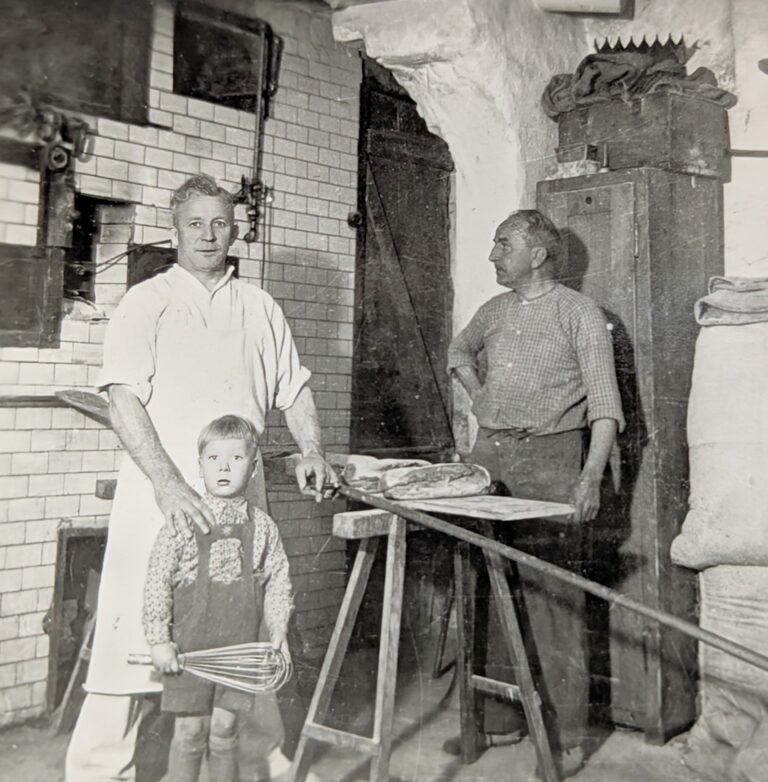 Master baker Karl Schulz with his son Peter in the bakery at Krämerstrasse 19. After the bakery, the Paperino pizzeria was housed here for many years.