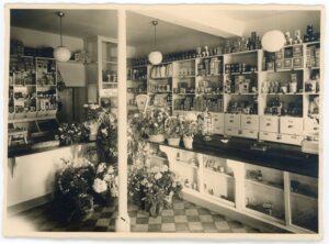 A typical corner store was the Lichtnecker grocery store in Mainzer Straße.