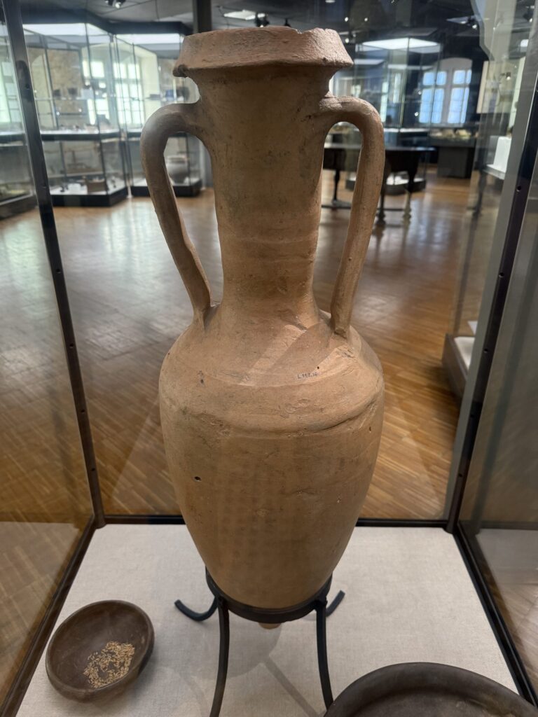 Amphore aus einem Keltengrab des 1. Jahrhunderts vor Christus. Sie stammt aus dem Mittelmeerraum - ein „Luxusimport“.