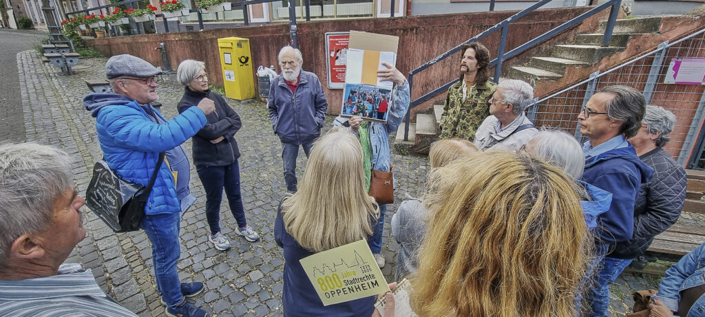 Photos from the history of Oppenheim's business world illustrate the route through the town's former shopping streets.