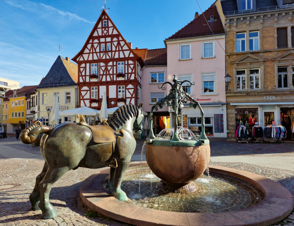 Der Marktbrunnen am Rossmarkt in Alzey - mit dem Bronzepferd des Spielmanns Volker von Alzey
