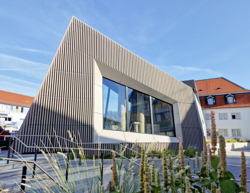 Die neue moderne Steinhalle am Museum der Stadt Alzey