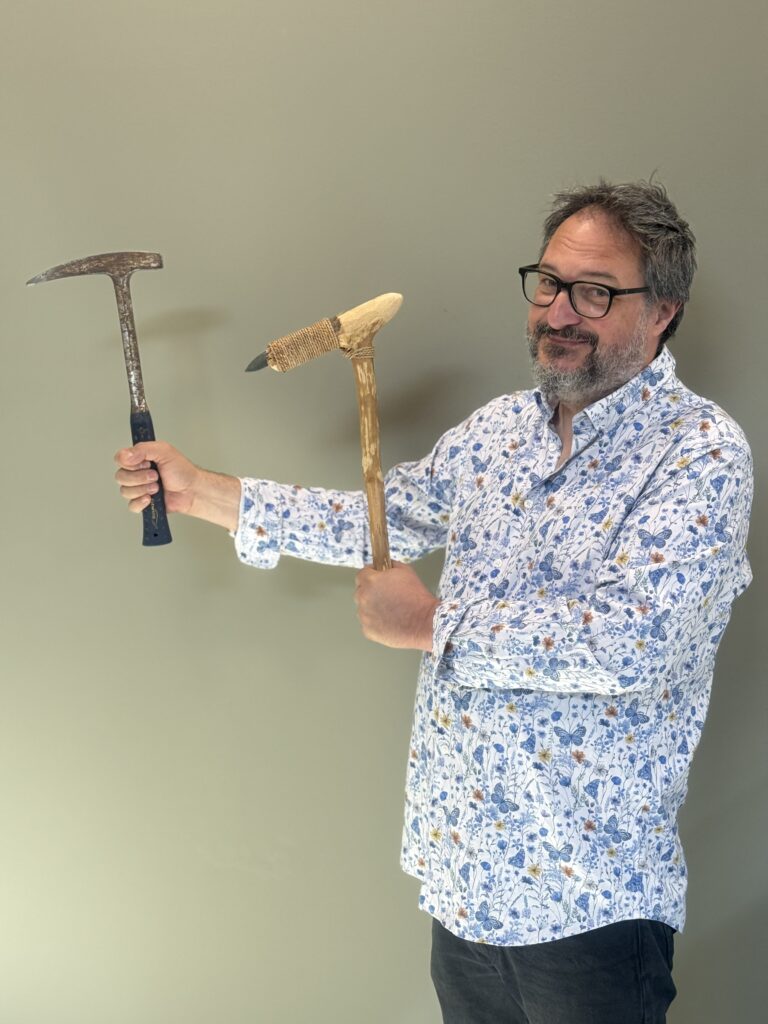 Der Leiter des Museums der Stadt Alzey, Prof. Dr. Tim Kerig, ist auf die Jungsteinzeit spezialisierter Wirtschaftsarchäologe. Durch seine bisherigen Stationen u.a. in Stuttgart, Köln, Dänemark, der Schweiz, den USA und England sowie Ausgrabungen in Ländern Mitteleuropas und im Irak bringt er viel Weitblick mit.