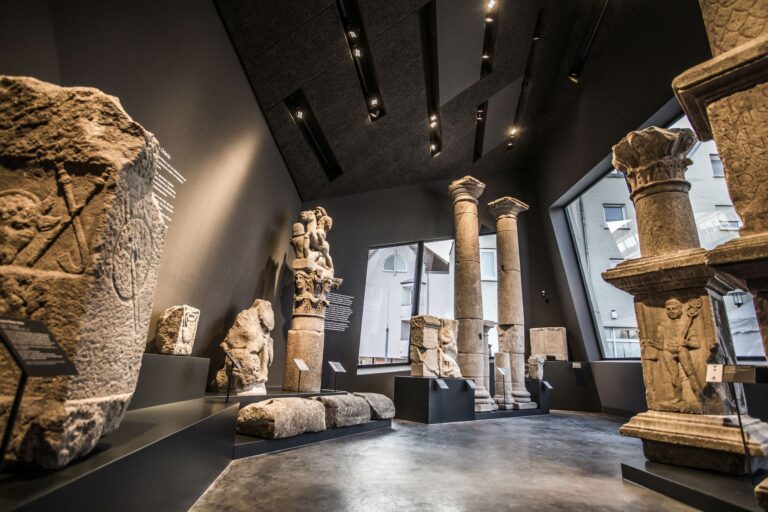 Ein Blick in die Sammlung römischer Funde in der Steinhalle des Museums der Stadt lzey