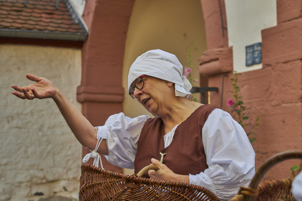 „Farmer's wife“ Ulrike Franz describes the period after the devastation of the town by the French in 1689.
