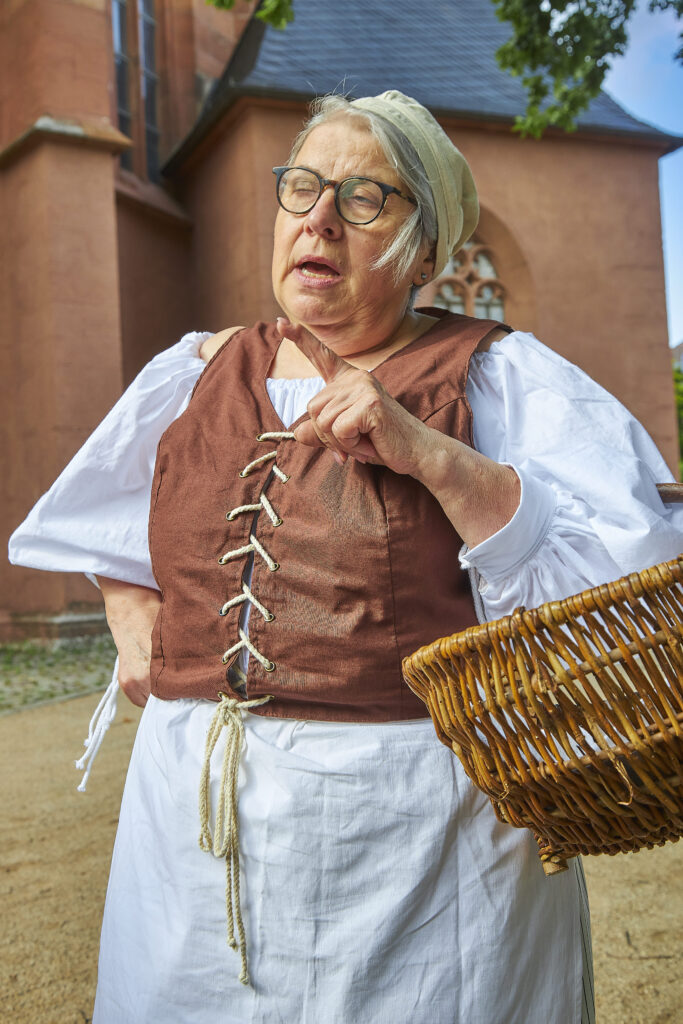 „Schankwirtin“ Ulla Eisenhardt brings the years in which the 30-year war raged in Oppenheim back to life in the mind's eye of the audience in a down-to-earth, rustic manner.