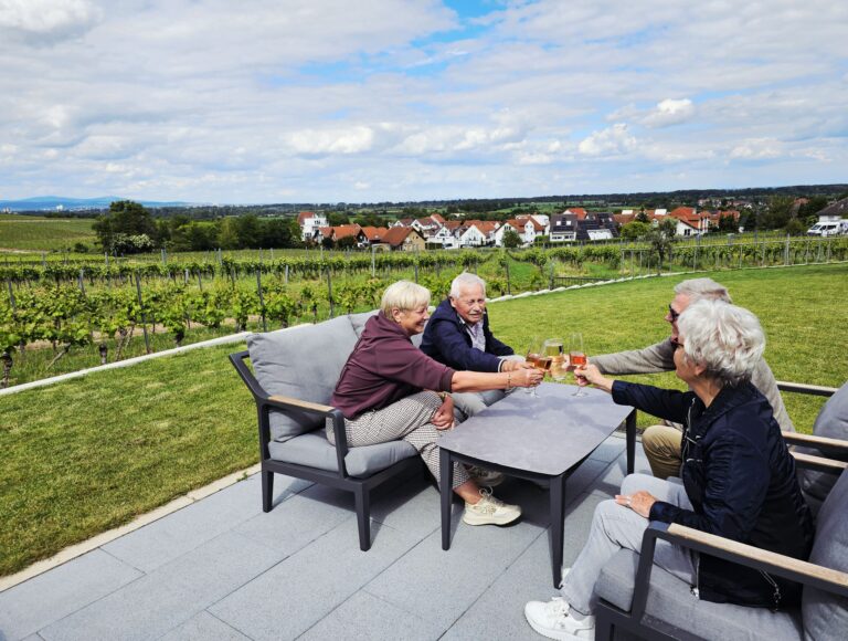 Gäste genießen Wein im Lounge-Bereich der Weinterrassen in erster Reihe mit Aussicht