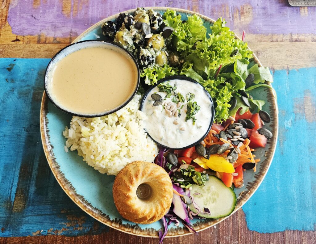 Ein veganses Gericht im Weinhotel Truatwein: Frischer Salat mit Gemüse, Brot und Dip