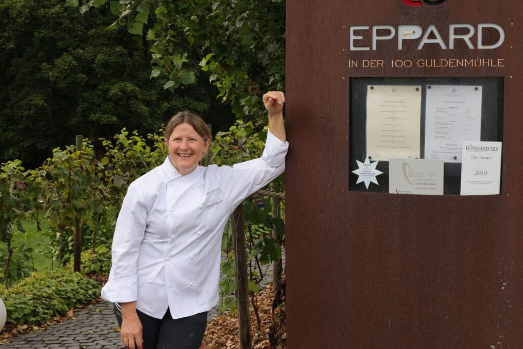Inhaberin und Köchin Eva Eppard steht am Eingang zu ihrem Restaurant Hundertguldenmühle in Appenheim