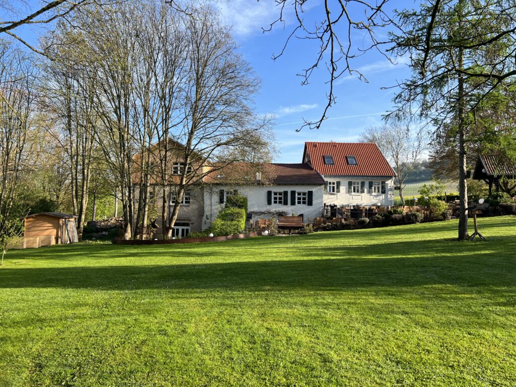 Das Restaurant Hundertguldenmühle liegt idyllisch auf einer grünen Wiese.
