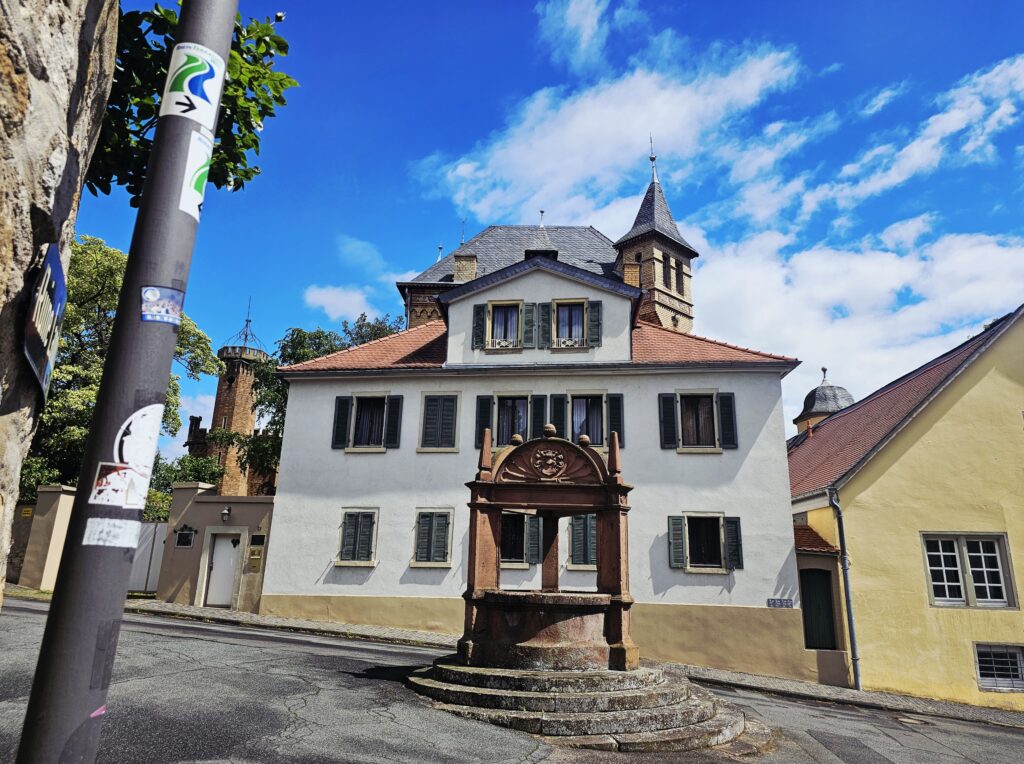 Historischer Geschlechterbrunnen mit Wappen der Adelsfamilien in Oppenheim