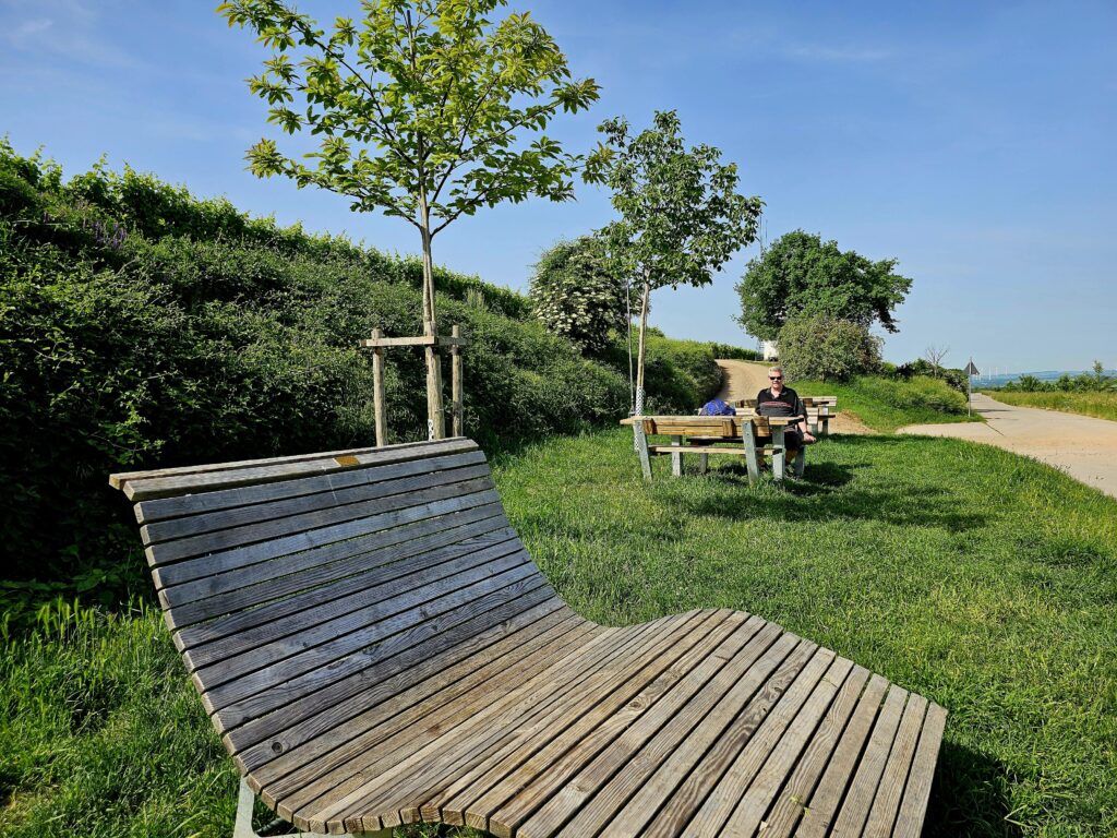 Rastplatz mit Bänken und Liegen am Trutzturm zwischen Weinbergen