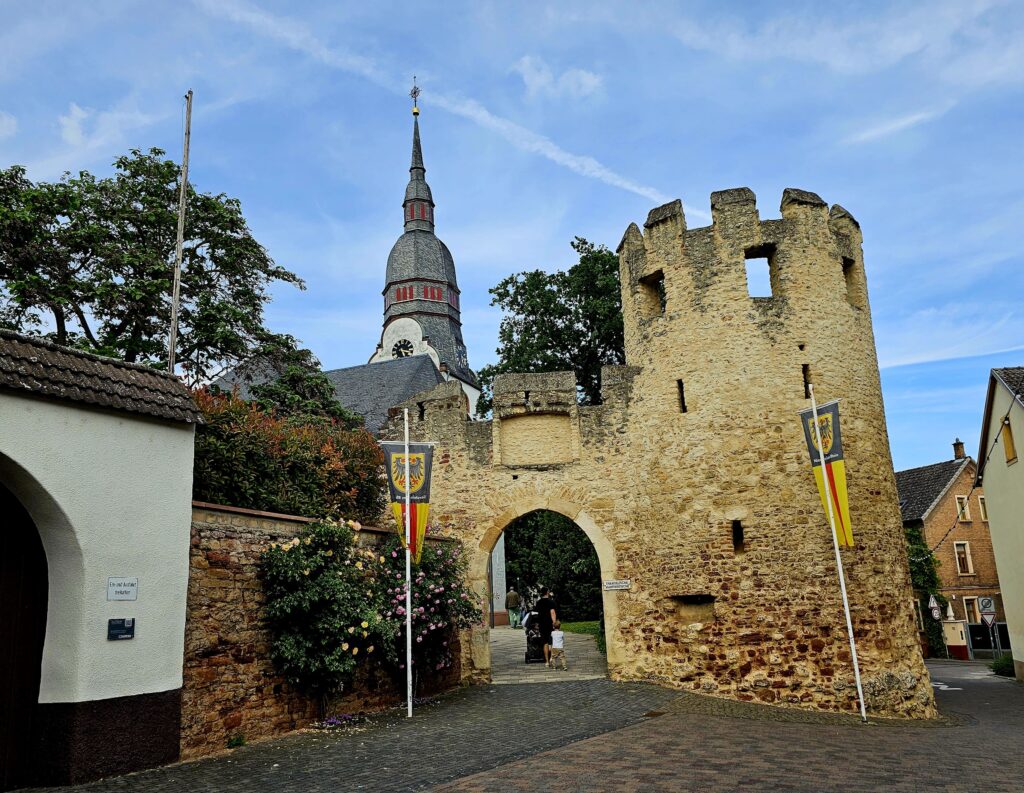 Historisches Tor zur Martinskirche im Fronhof von Nierstein