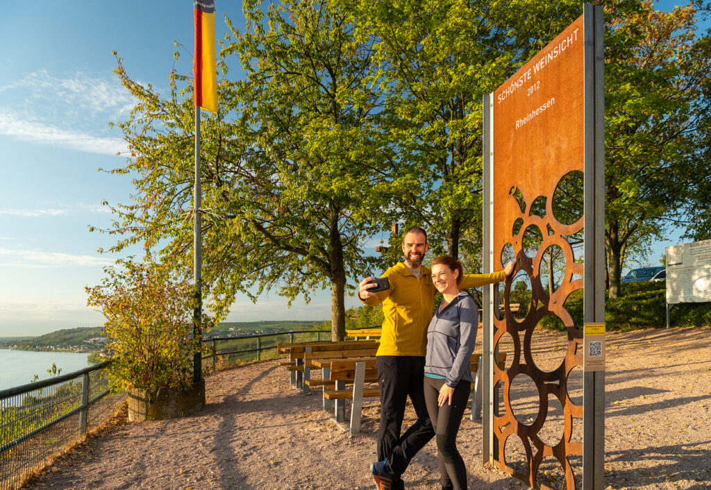 Wabdere stehen vor der Metallstele, die die schönste Weinsicht auf dem Fockenberg kennzeichnet.