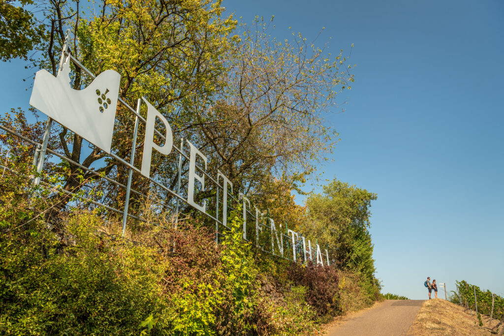 Die Rieslinglage "Pettenthal" ist auch durch einen großen Schriftzug gekennzeichnet.