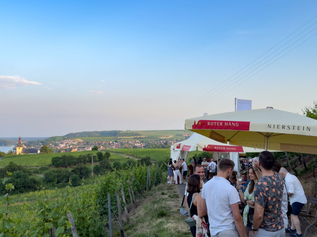 Von den Ständen des Weinfest hat man eine schöne Aussicht nach Nierstein und auf den Rhein.