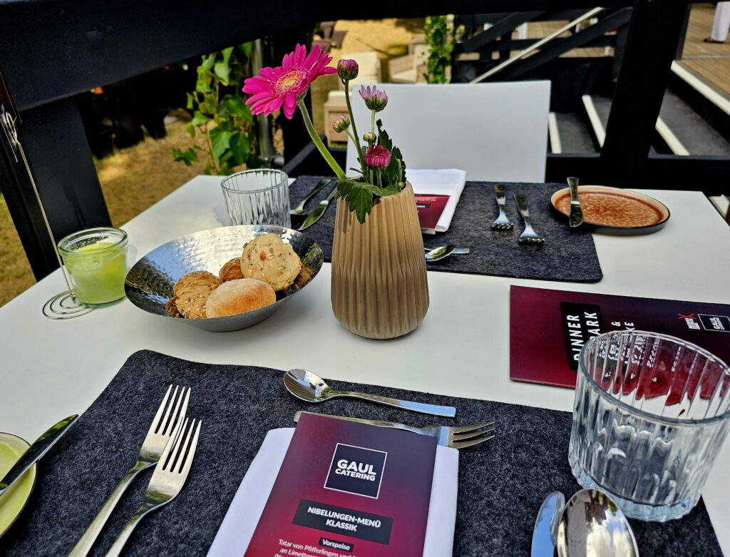 Festlich gedeckter Tisch im Dinnerzelt der Nibelungen-Festspiele
