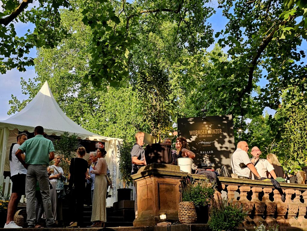 Weinstand der Wormser Winzer im Heylshofpark während der Nibelungen-Festspiele