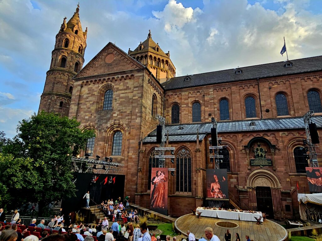 Dom St. Peter und imposante Freilichtbühne der Nibelungen-Festspiele Worms