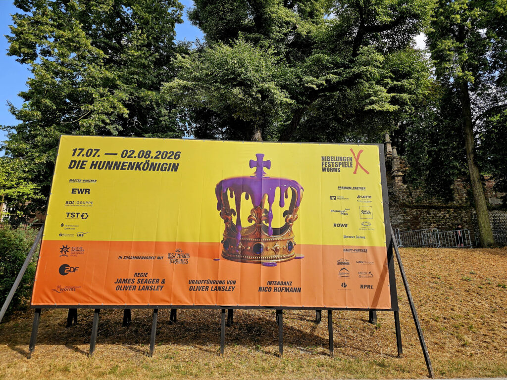 Hinweistafel der Nibelungen-Festspiele im Stadtgebiet von Worms