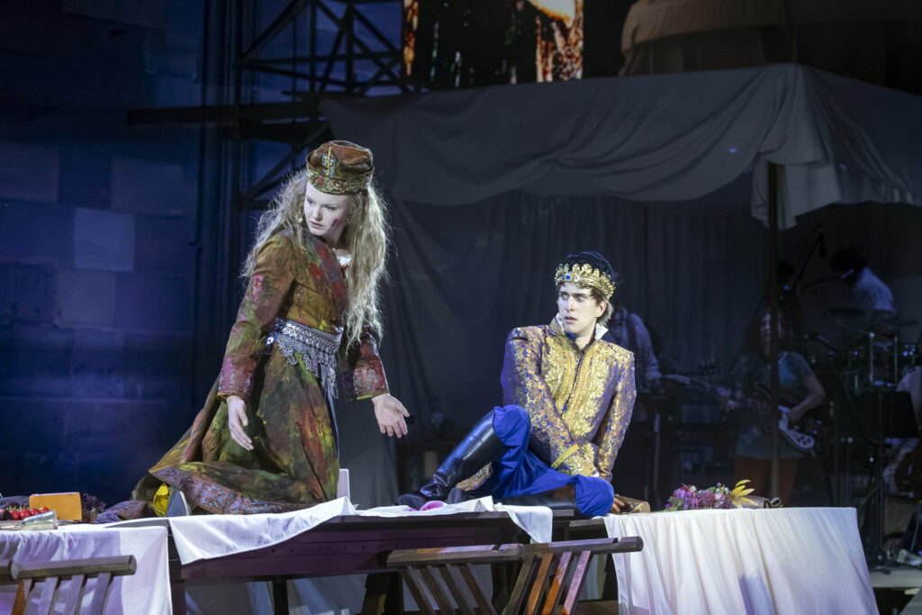 v.l. Kriemhild (Maria Dragus) und König Gunter (Paul Marianne Furtwängler)