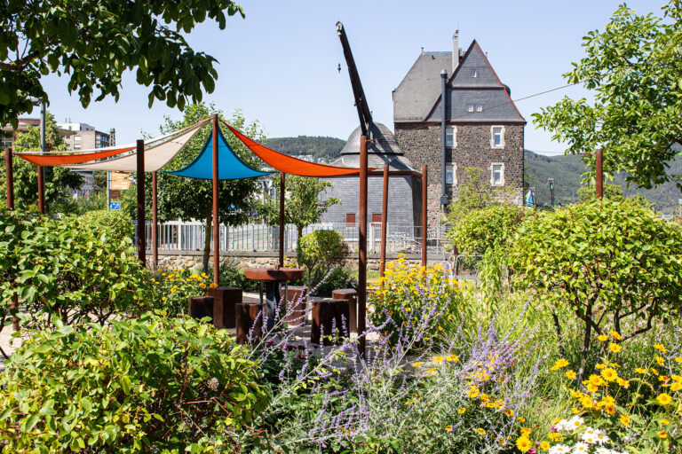 Blühender Garten am Alten Kran am Binger Kulturufer