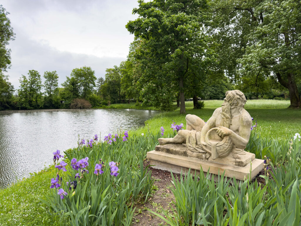 Skulptur „Vater Rhein“ am Teich im Herrnsheimer Schlossgarten