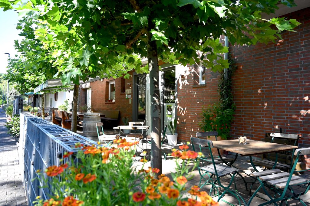 Weinlounge vom Weingut Müller in Wöllstein mit Sitzplätzen im Grünen