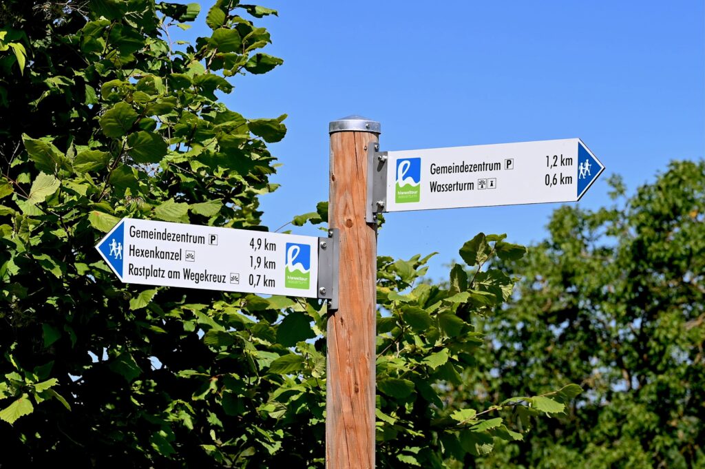 Informative Wegweiser an der Hiwweltour Wasserturm