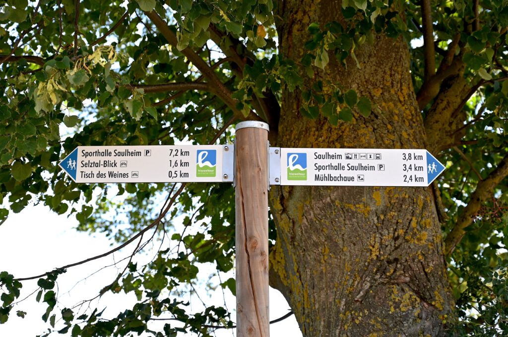 Wegweiser und Beschilderung der Hiwweltour Saulheimer Hölle