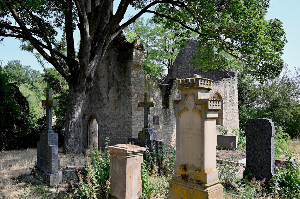Kirchenruine St. Maria Magdalena mit historischem Friedhof