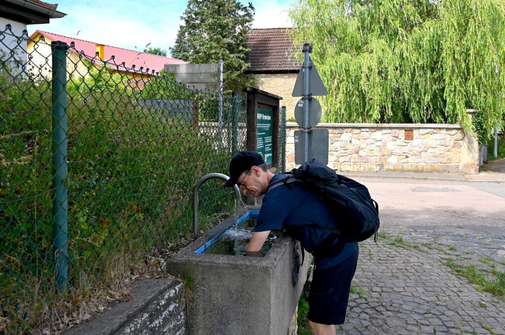 Des randonneurs près du bassin Kneipp à Nieder-Wiesen