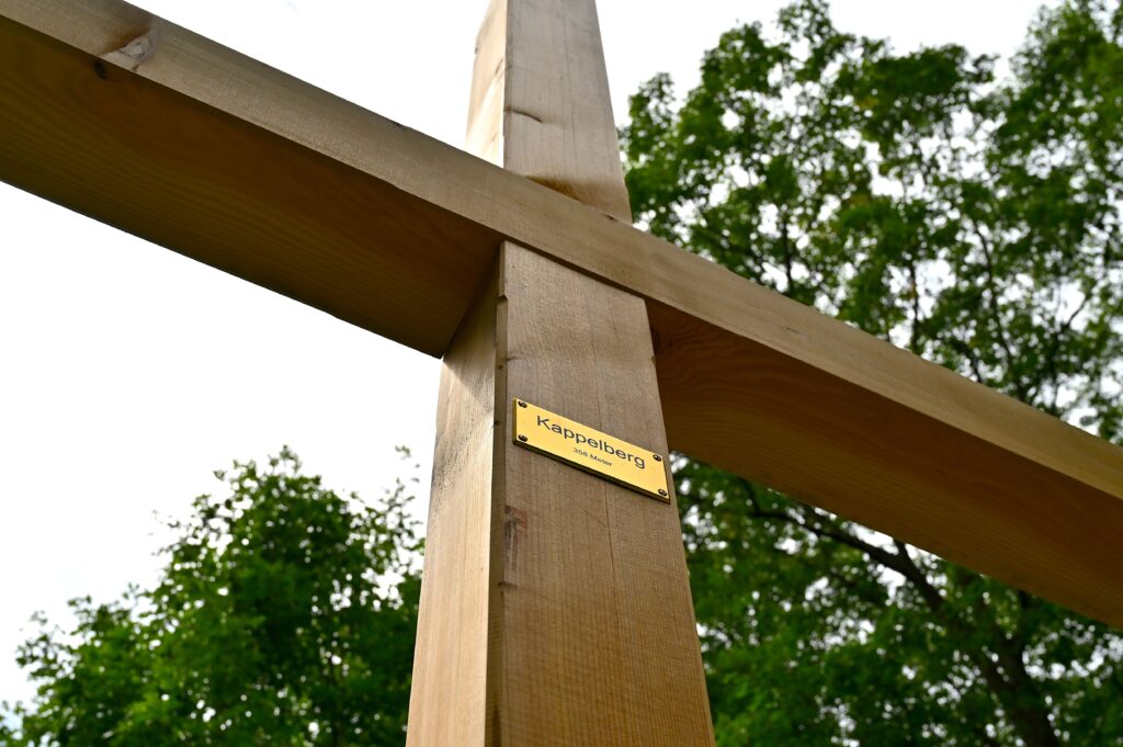Croix sommitale du Kappelberg, sur le circuit de randonnée « Hiwweltour » à Vorholz