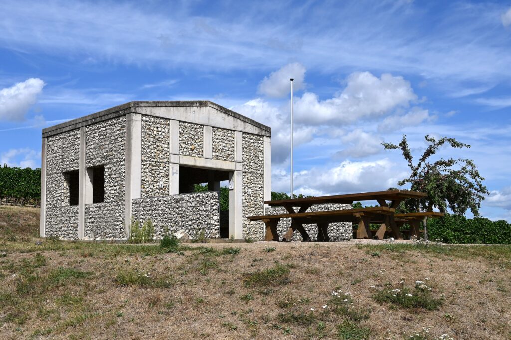 Seminar-Pavillon auf dem Wißberg mit Blick über die Weinlandschaft