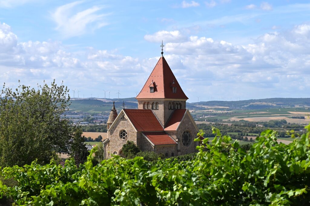 Kreuzkapelle Gau-Bickelheim inmitten der Weinberge am Wißberg