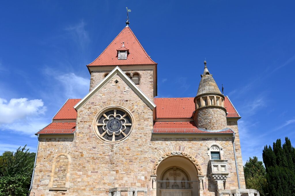 Kreuzkapelle Gau-Bickelheim mit markanter Fassade und Türmen