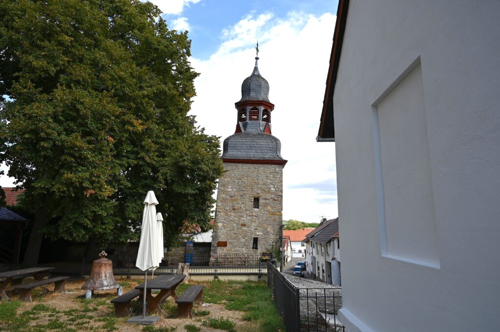 Schiefer Turm von Gau-Weinheim, bekannt als schiefster Turm der Welt