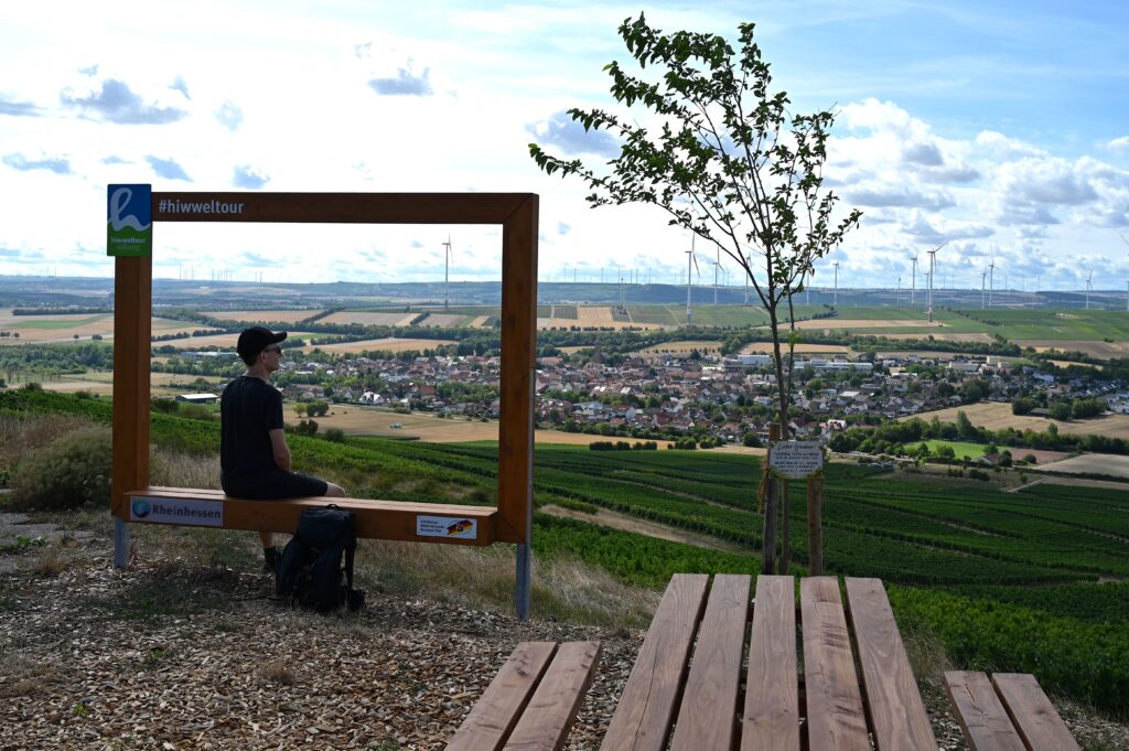 Rastplatz am Fischer-Kreuz mit Fotorahmen und weitem Blick über Rheinhessen