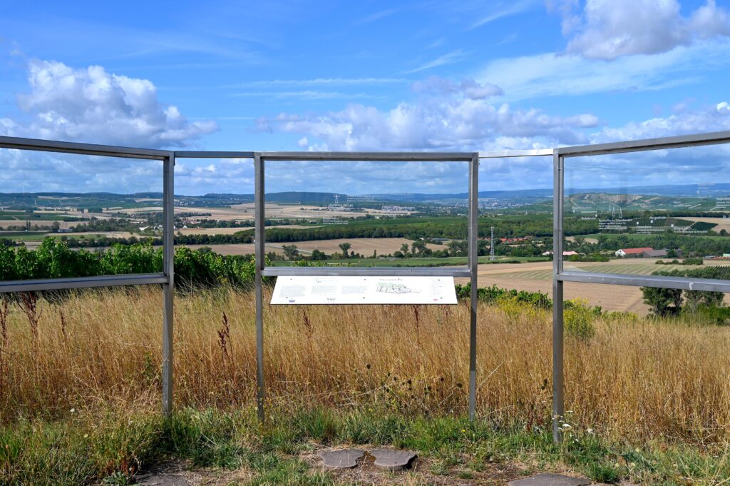 Rundidum mit Informationen zum Panoramablick auf der Hiwweltour Wißberg