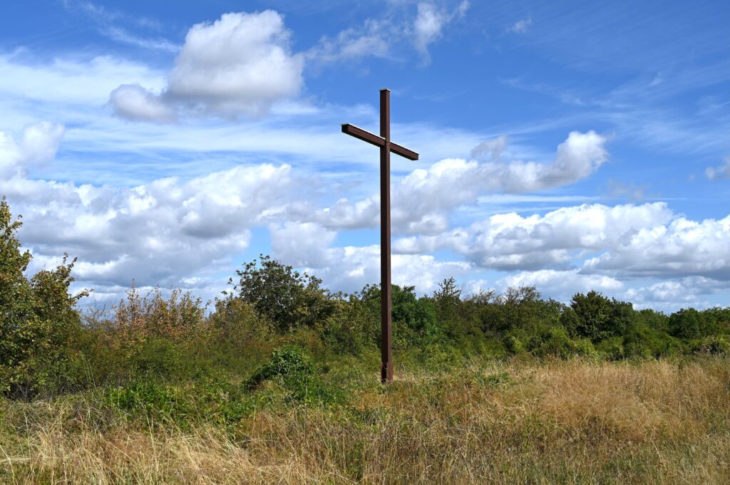 Gipfelkreuz auf dem Wißberg mit weitem Blick über die Landschaft